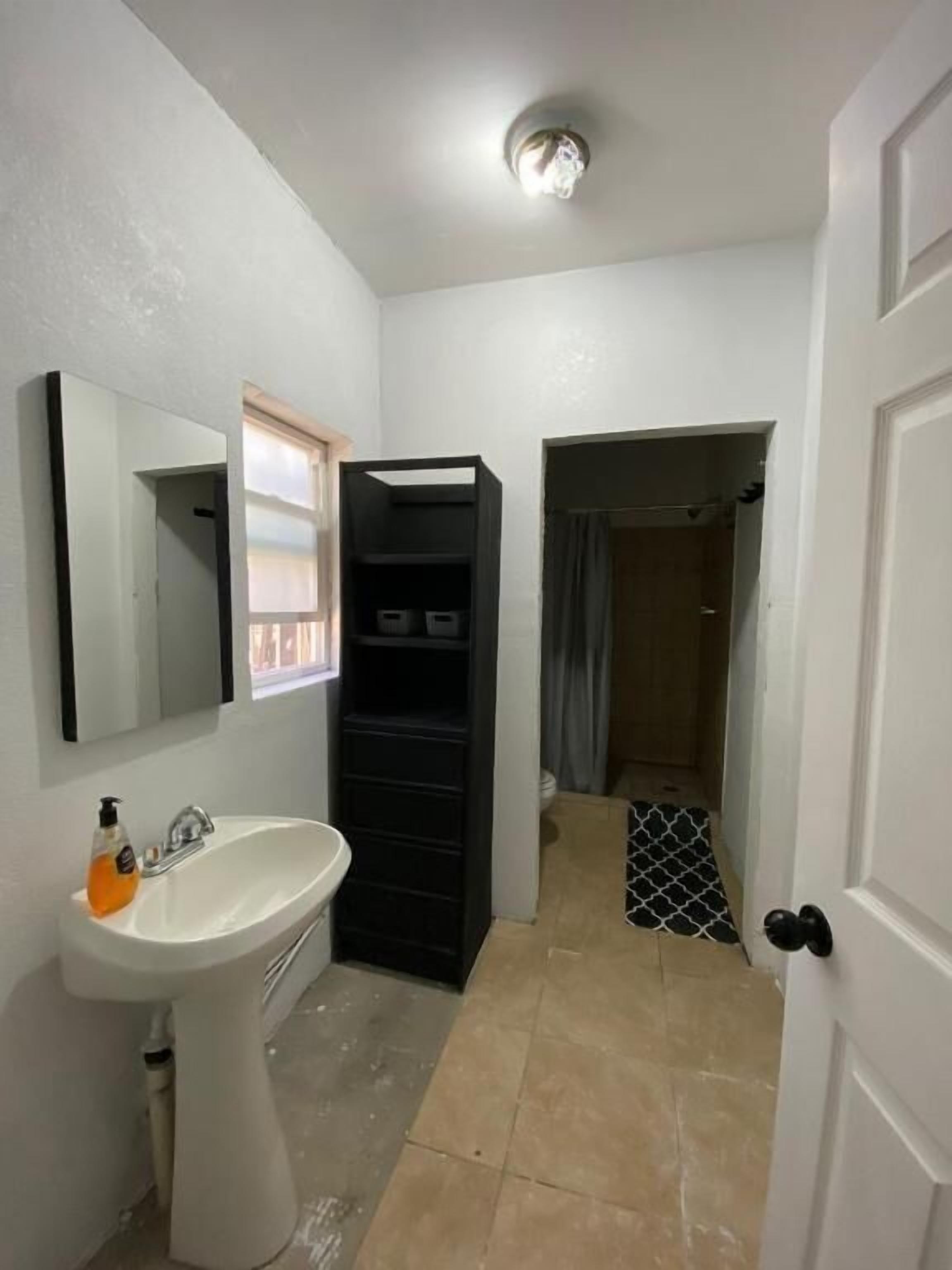 Toallas, jabón, papel de baño 