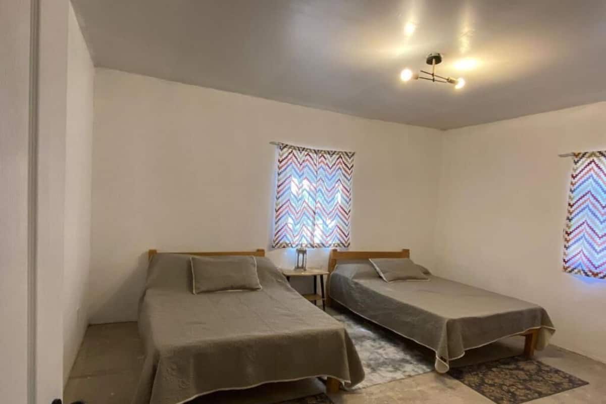Quarto quádruplo básico | Roupas de cama antialérgicas, ferros/tábuas de passar roupa