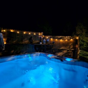 Outdoor spa tub - Bigfoot Inn -cabin with loft -near Illinois River (Tahlequah)