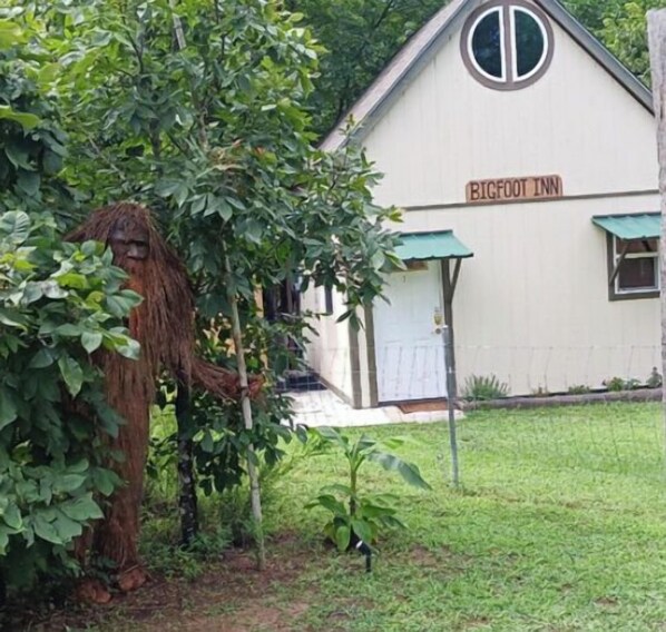 Ein Gebäude mit der Aufschrift 'BIGFOOT INN', einem kleinen Vorbau und einem Fenster.