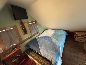 2 bedrooms, iron/ironing board, travel cot, free WiFi - Bigfoot Inn -cabin with loft -near Illinois River (Tahlequah)
