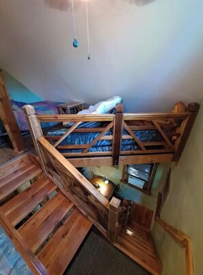 2 bedrooms, iron/ironing board, travel cot, free WiFi - Bigfoot Inn -cabin with loft -near Illinois River (Tahlequah)