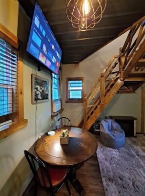 Dining - Bigfoot Inn -cabin with loft -near Illinois River (Tahlequah)