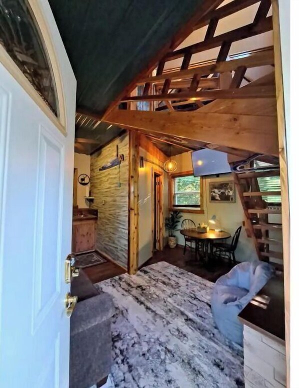 Interior - Bigfoot Inn -cabin with loft -near Illinois River (Tahlequah)