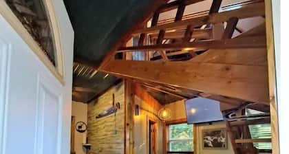 Bigfoot Inn -cabin with loft -near Illinois River