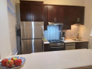 Réfrigérateur, four, plaque de cuisson, lave-vaisselle