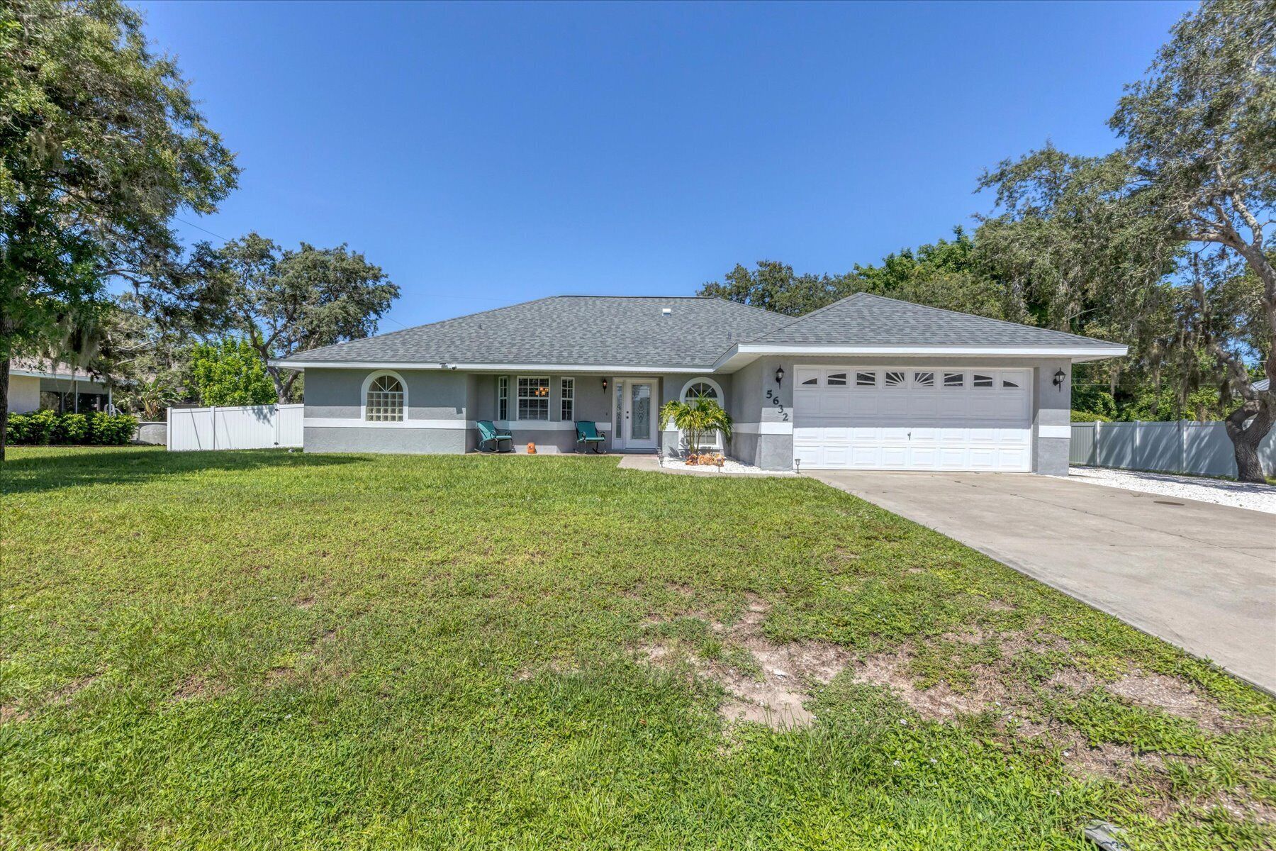 HEATED POOL - CLOSE TO MANY BEACHES