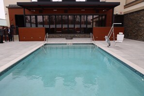 Kauden mukainen ulkouima-allas