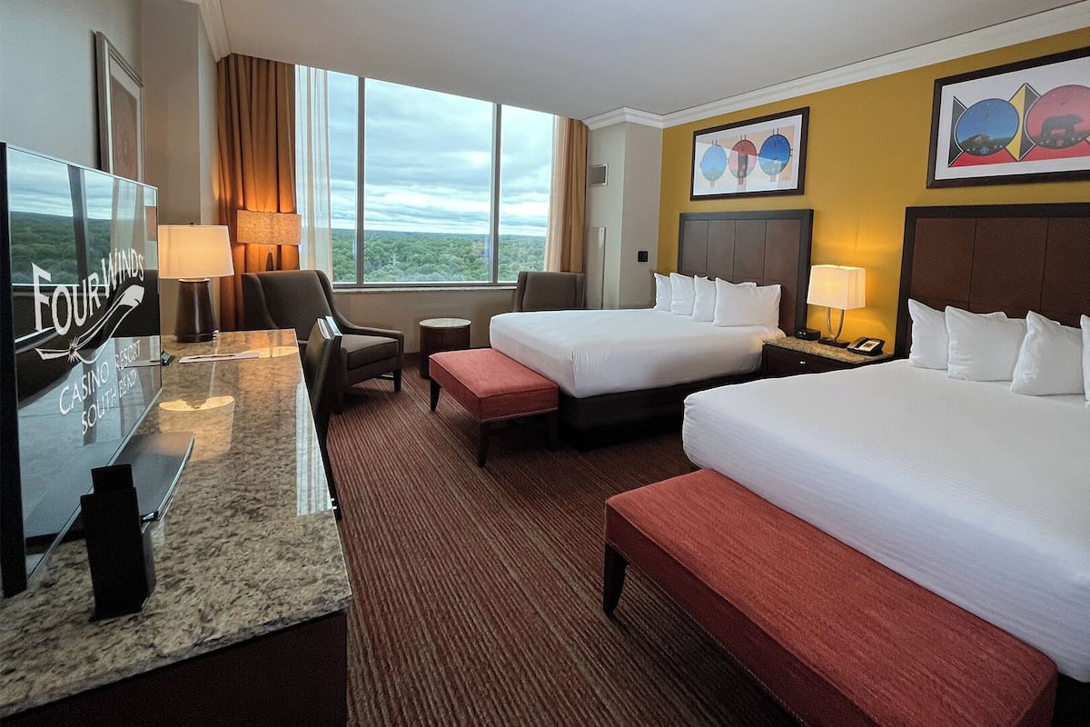 Rom – standard, 2 queensize-senger | Skrivebord, wi-fi (inkludert) og sengetøy