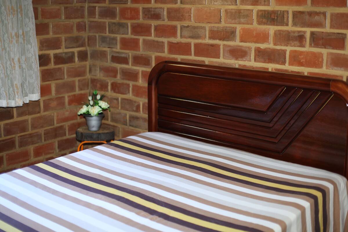 Classic-Zimmer | Badezimmer | Dusche, Handtücher, Seife, Toilettenpapier