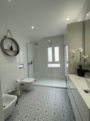 Shower, hair dryer, bidet, towels - Gorgeous 1 BDR (sleeps 4) w/ Ocean View 2 min from the beach (Nazaré)