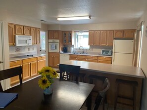 Fridge, microwave, oven, stovetop - 3 minutes to the lake! Half acre retreat close to river! (Canyon Lake)