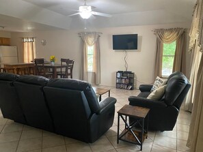 Smart TV, books, video library - 3 minutes to the lake! Half acre retreat close to river! (Canyon Lake)