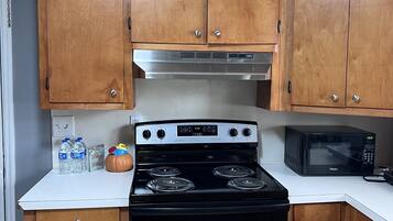 Een koelkast, een magnetron, een oven, een kookplaat