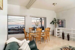 TV connectée, cheminée, baby-foot, chaîne hi-fi