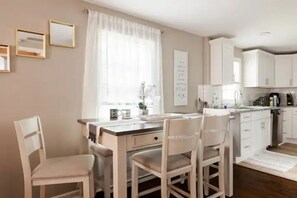 Dining - Cozy Decatur Bungalow - 10 min. to downtown Atlanta. The Perfect Intown Getaway! (Decatur)