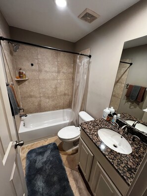 Combined shower/bathtub - Midtown/ Montrose Spacious Getaway free parking + pool (Houston)