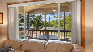 Een smart-tv en een stereo