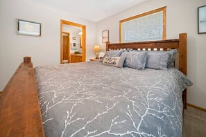 3 bedrooms, desk, iron/ironing board, free WiFi