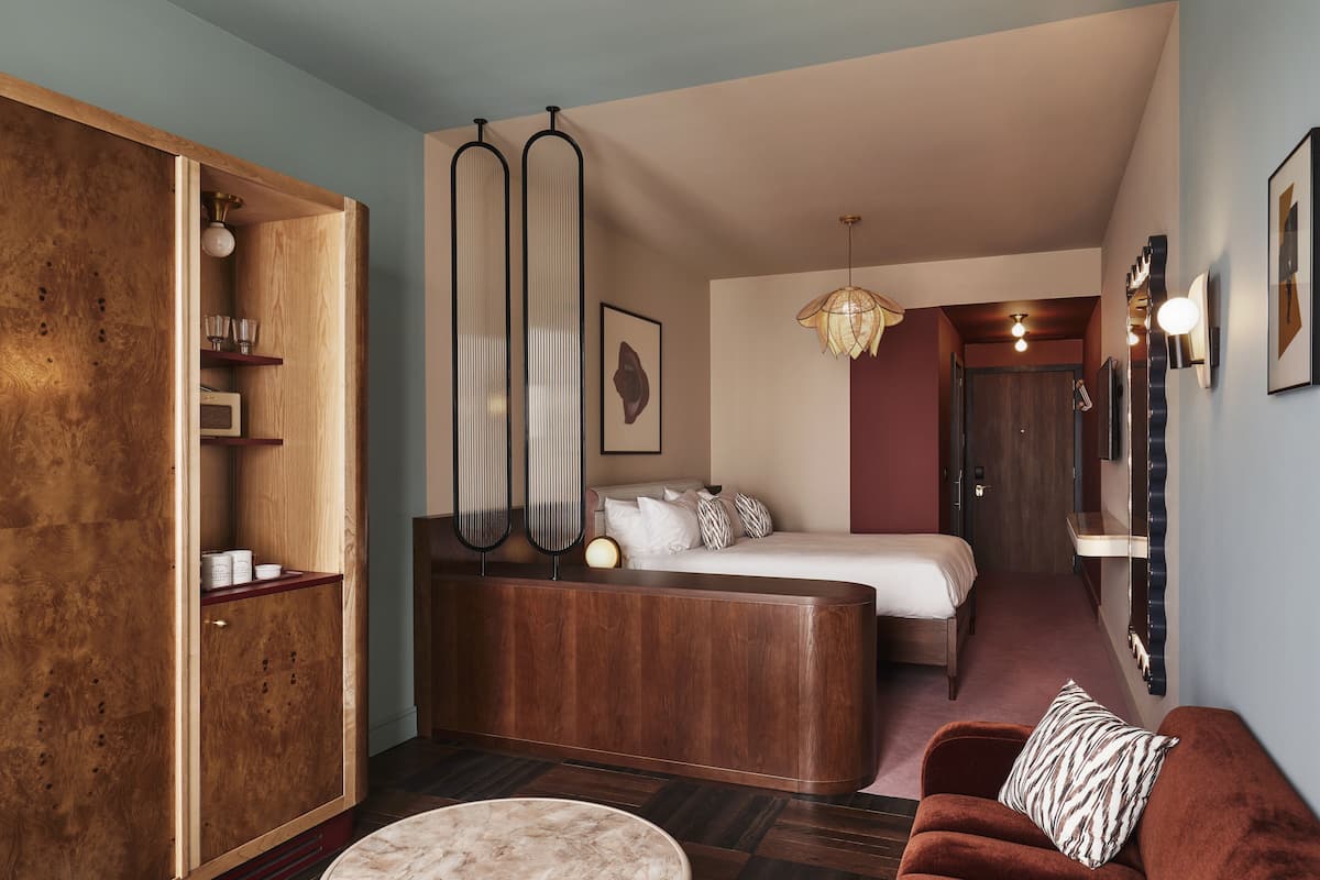 Laptop workspace, soundproofing, free WiFi, bed sheets