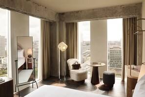 Roomy Corner - Skyline View | 起居區 | 49-吋 LCD 液晶電視、有線頻道、電視