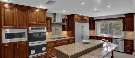 Microondas, horno, parrilla de estufa y lavavajillas