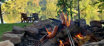 The Perch - Riverfront, Starlinks WiFi & Hot Tub