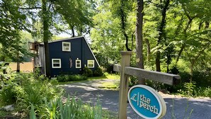 Une enseigne indiquant «The Nest», avec une maison en arrière-plan.