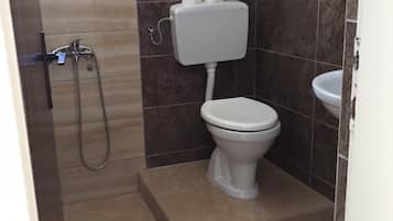 Regadera, toallas, jabón, papel de baño