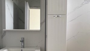 تجهيزات دش، مناشف، صابون، ورق حمّام
