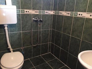 Regadera, toallas, jabón, papel de baño 