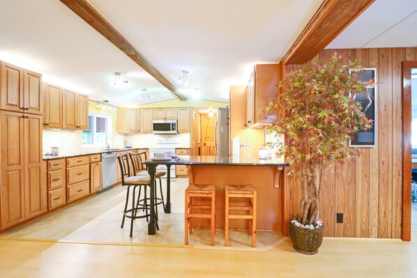 Réfrigérateur, four à micro-ondes, un four, surface de cuisson