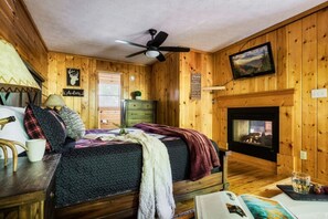 3 bedrooms, desk, iron/ironing board, free WiFi - 4 Min to Dollywood! Game Room, Indoor Heated Pool, Smoky Mountain Cabin, Hot Tub (Sevierville)