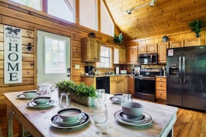 Fridge, microwave, oven, stovetop - Book 4 Summer! 4 Min to Dollywood! Game Room, Indoor Heated Pool, Smoky Mountain (Sevierville)