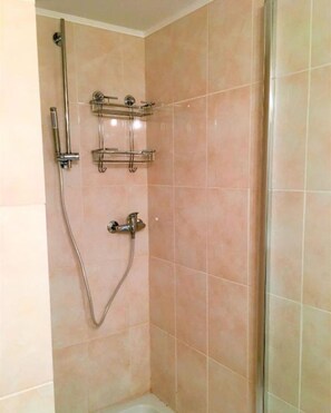 Douche, séchoir à cheveux, serviettes fournies, papier de toilette