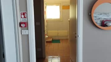 Dusche, Regendusche, umweltfreundliche Kosmetikartikel, Handtücher