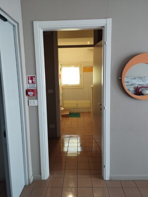 Shower, rainfall showerhead, eco-friendly toiletries, towels - Ostello Torino (Turin)