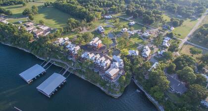 Community Pool, Fishing Ponds, Hot Tub, Large Family Room-SINGLE STORY