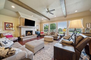 Smart TV, fireplace, DVD player, books - Community Pool, Fishing Ponds, Hot Tub, 2 King 2 Queen+Beds SINGLE STORY (Vinita)