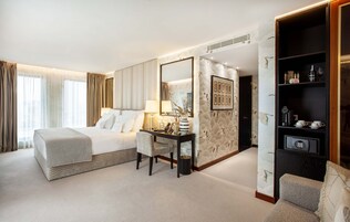 小型套房 | 防过敏的被褥、迷你吧、客房内保险箱、办公桌