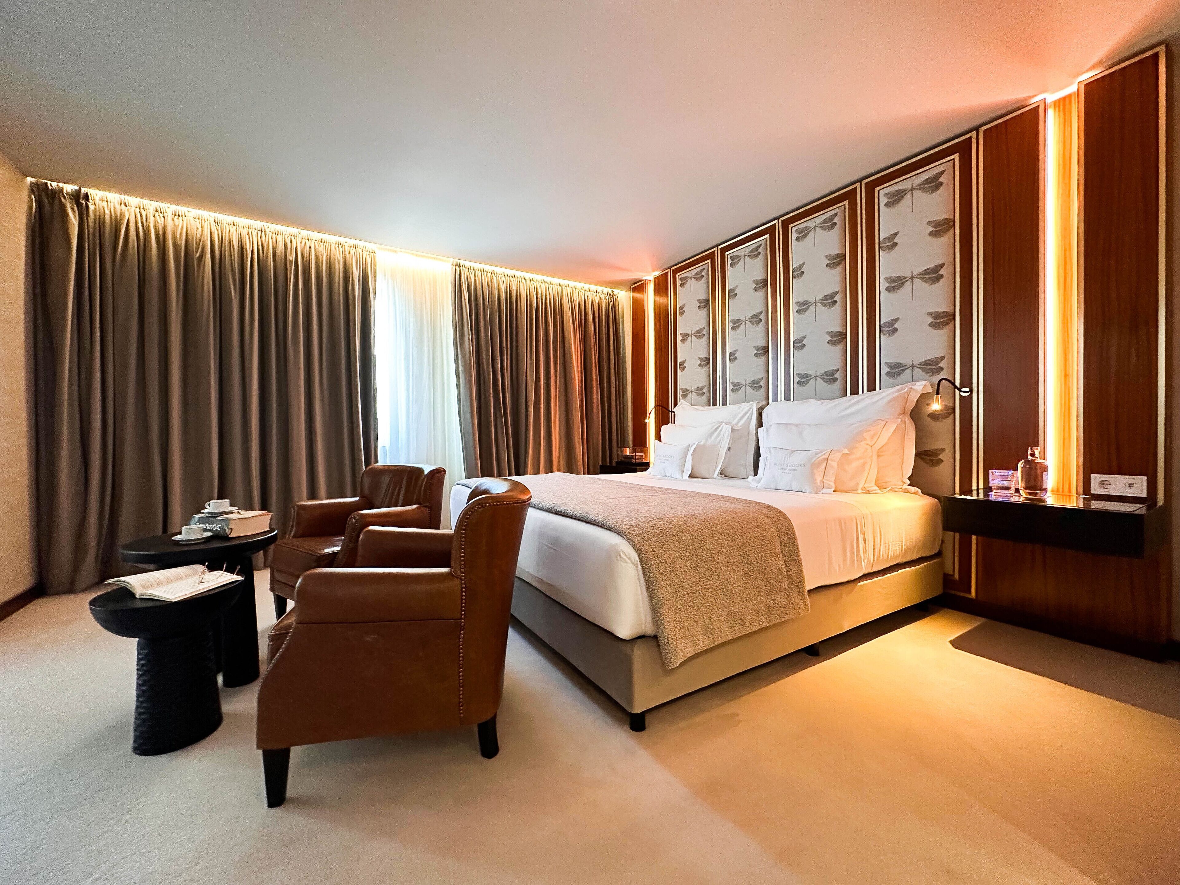 ملاءات للفراش لا تسبب الحساسية وميني بار وخزنة داخل الغرفة ومكتب