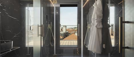 Junior Suite | Bathroom | Shower, rainfall showerhead, free toiletries, hair dryer