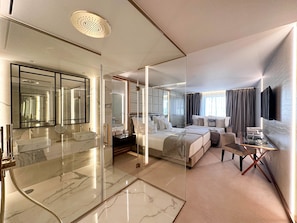 Family Double or Twin Room (Deluxe) | Bathroom | Shower, rainfall showerhead, free toiletries, hair dryer