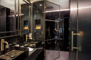 Shower, rainfall showerhead, free toiletries, hair dryer - Wine & Books Porto Hotel - Small Luxury Hotels of the World (Porto)
