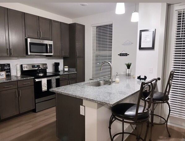 Fridge, microwave, stovetop, dishwasher - This unique place has a style of its own (Charlotte)