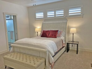 3 slaapkamers, een bureau, een strijkplank/strijkijzer, reisbedje