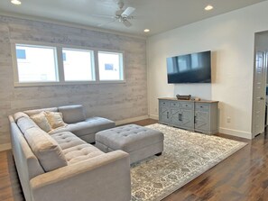 Een smart-tv en boeken