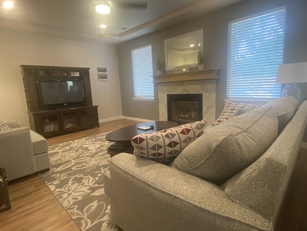 TV connectée, cheminée, lecteur de DVD