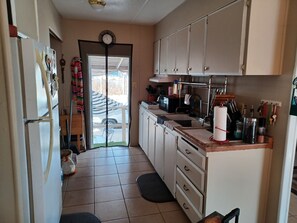 Private kitchen - 2 blocks ..Great area for shopping, beach,bars..Golfing n fishing..cozy n roamy. (Rosarito)