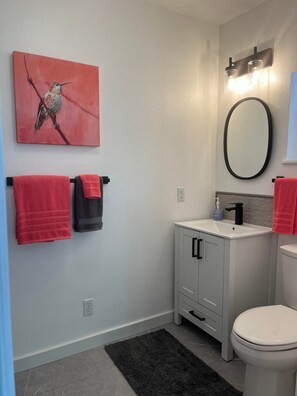 تجهيزات دش، مجففات شعر، مناشف، صابون